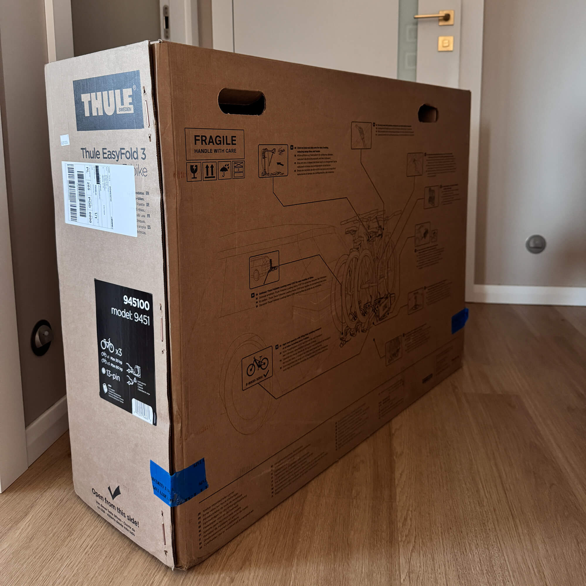Коробка с велосипедом Thule EasyFold 3 в квартире — символ путешествий и новых проектов