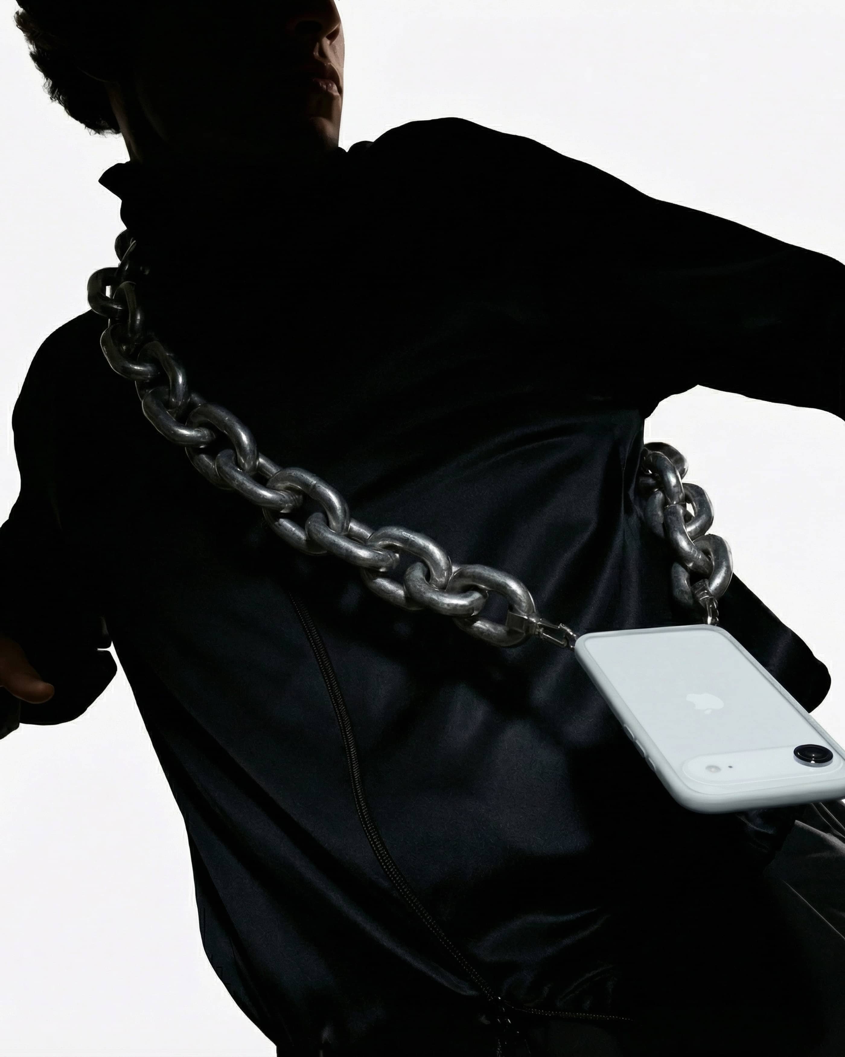 Концепт: интерфейс сервиса IRL с цепью для крепления iPhone к одежде
