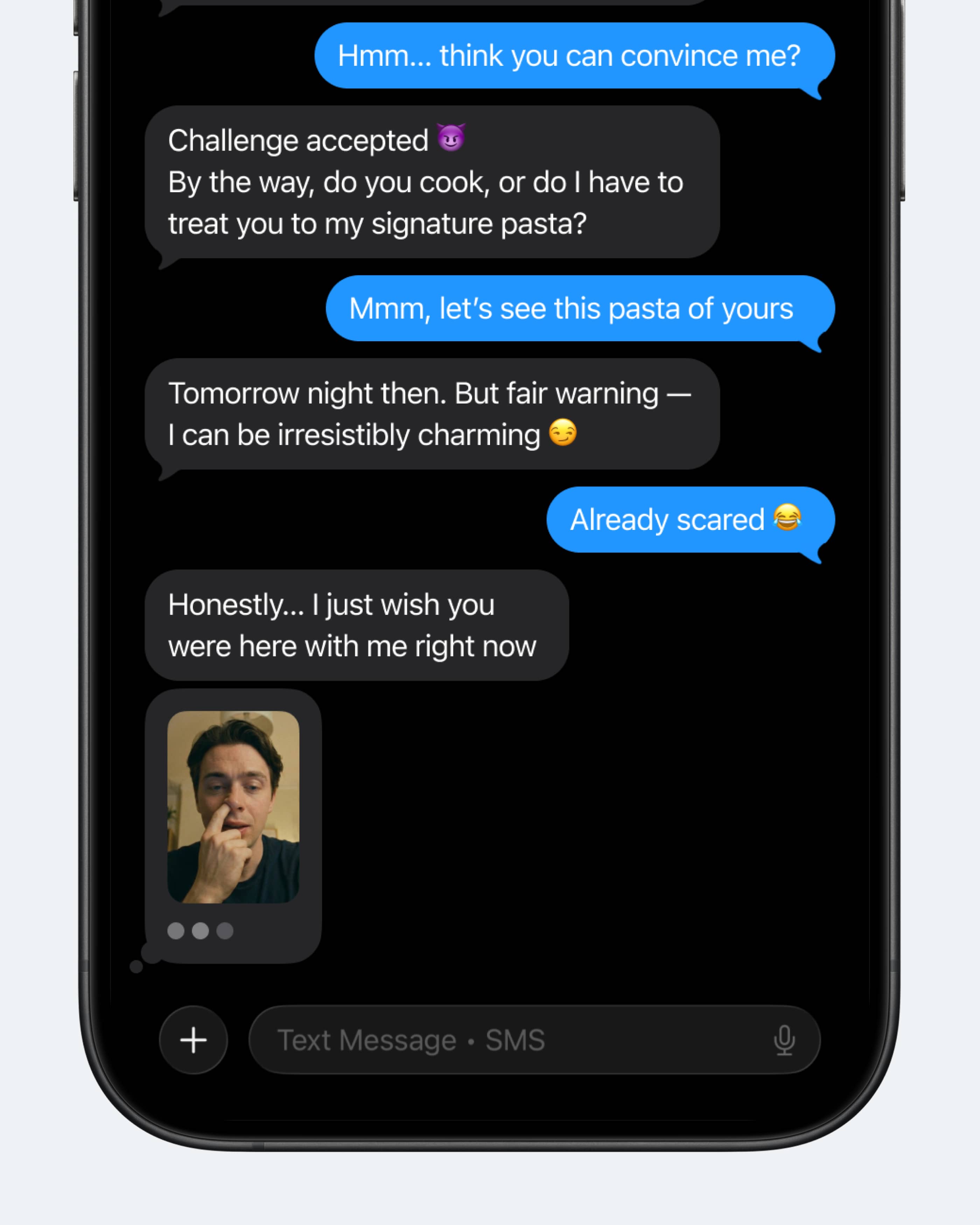 Концепт: экран Apple Messages с индикатором печати собеседника в диалоге
