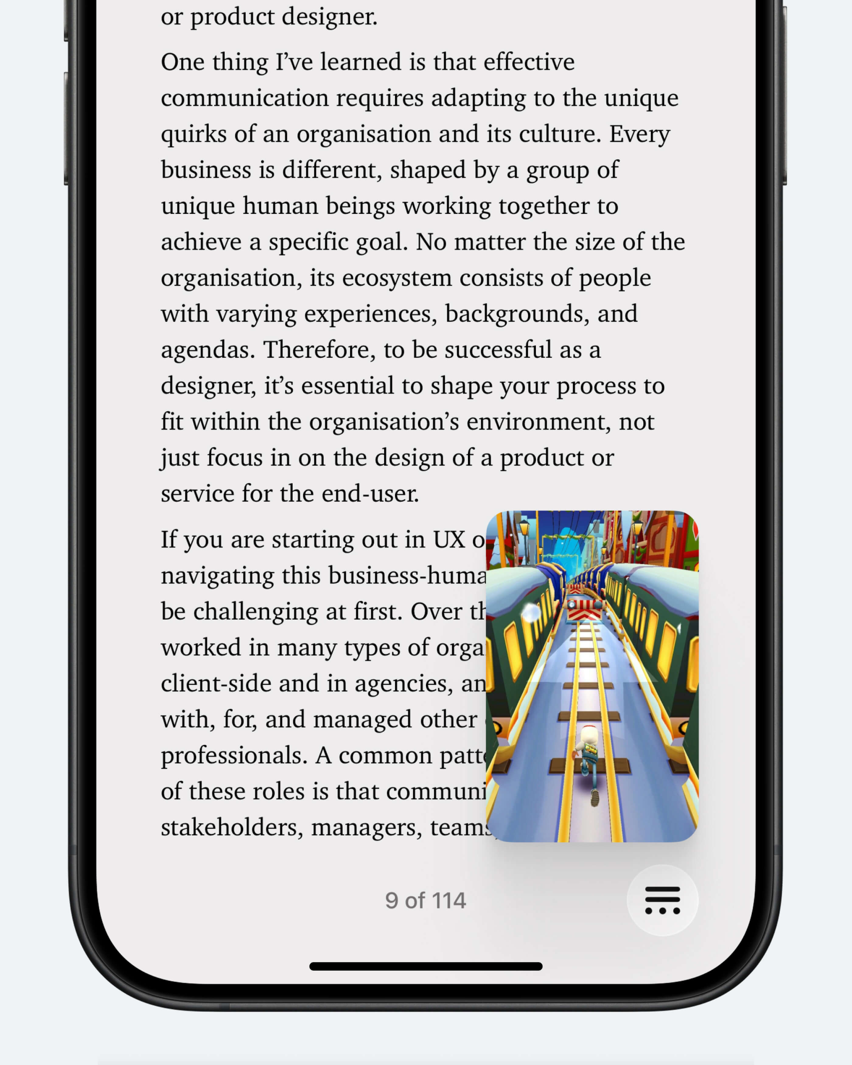 Концепт: Apple Books с игровым видео Subway Surfers поверх текста книги