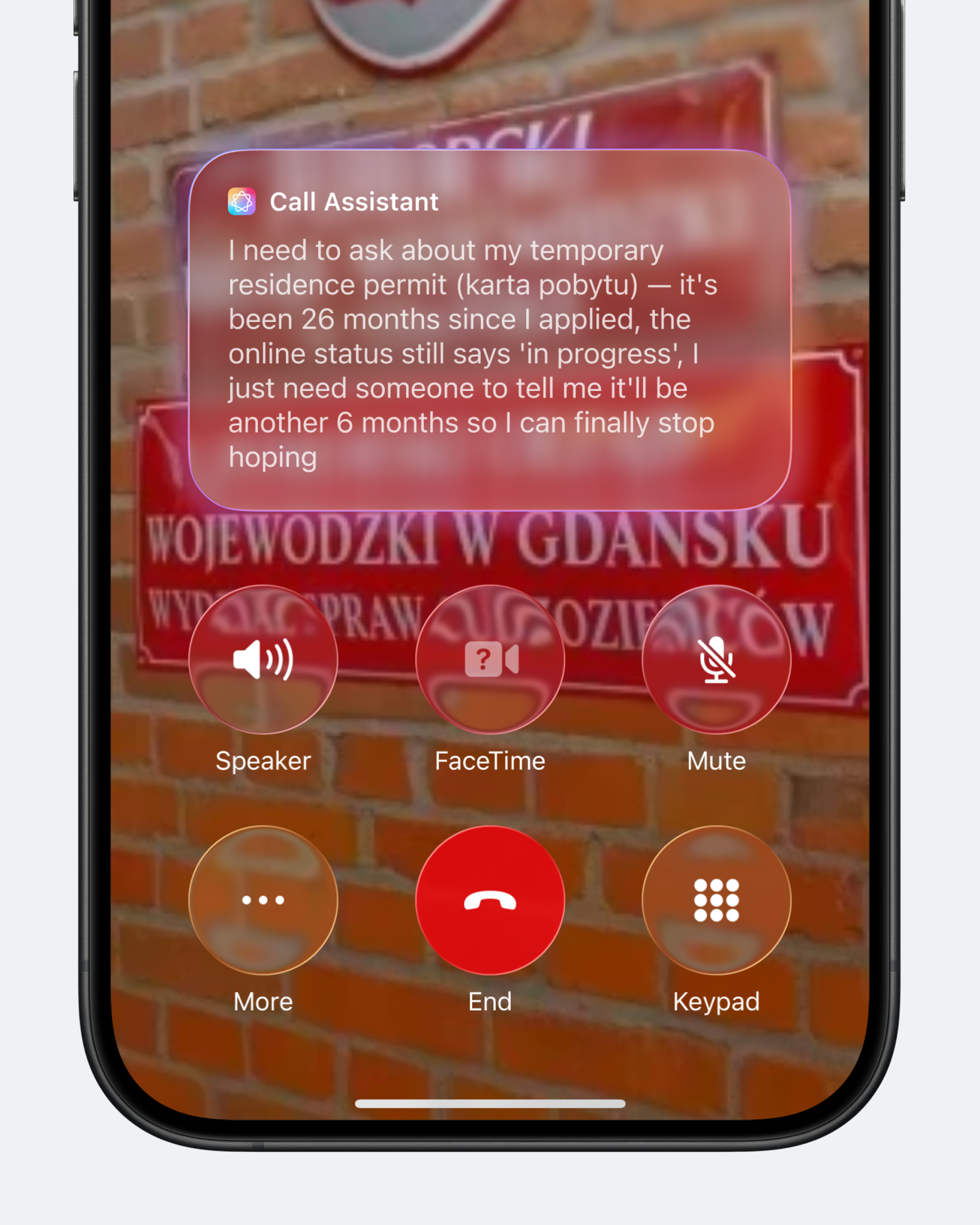 Концепт: экран звонка с AI-ассистентом для справочных вопросов в iOS