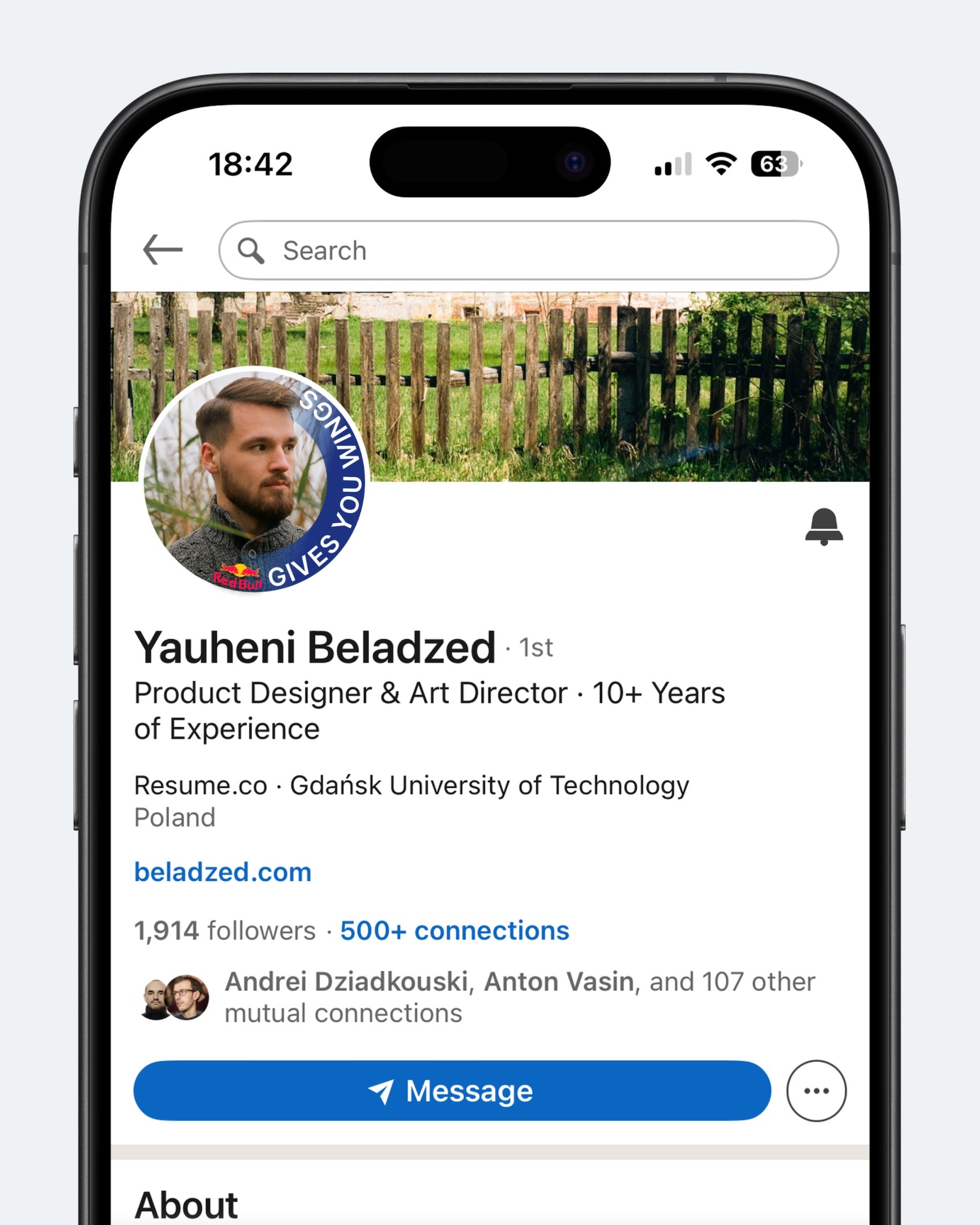 Концепт: профиль LinkedIn с рекламой на круглой ленточке аватара пользователя