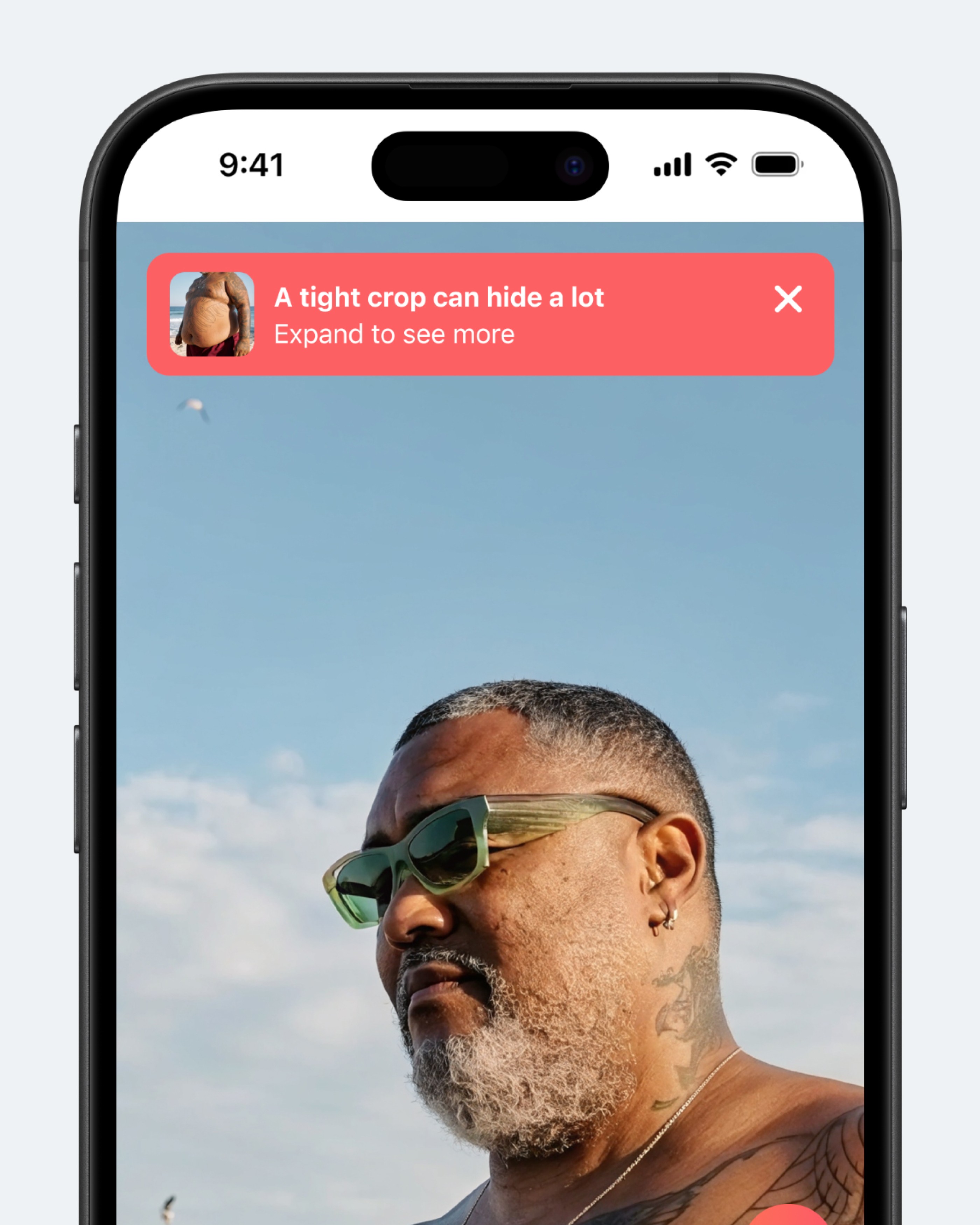 Концепт: интерфейс Tinder с предупреждением о скрытых деталях на кадрированных фото профиля