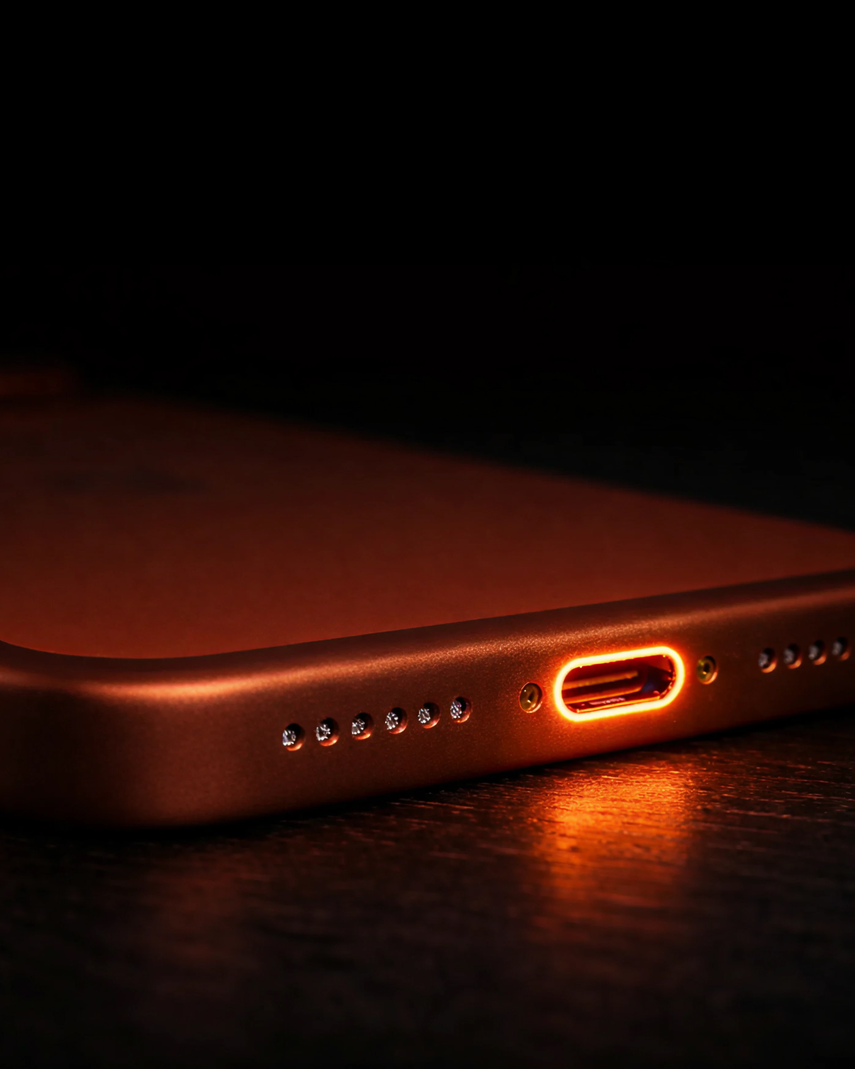 Концепт: iPhone с оранжевой подсветкой зарядного порта Lightning