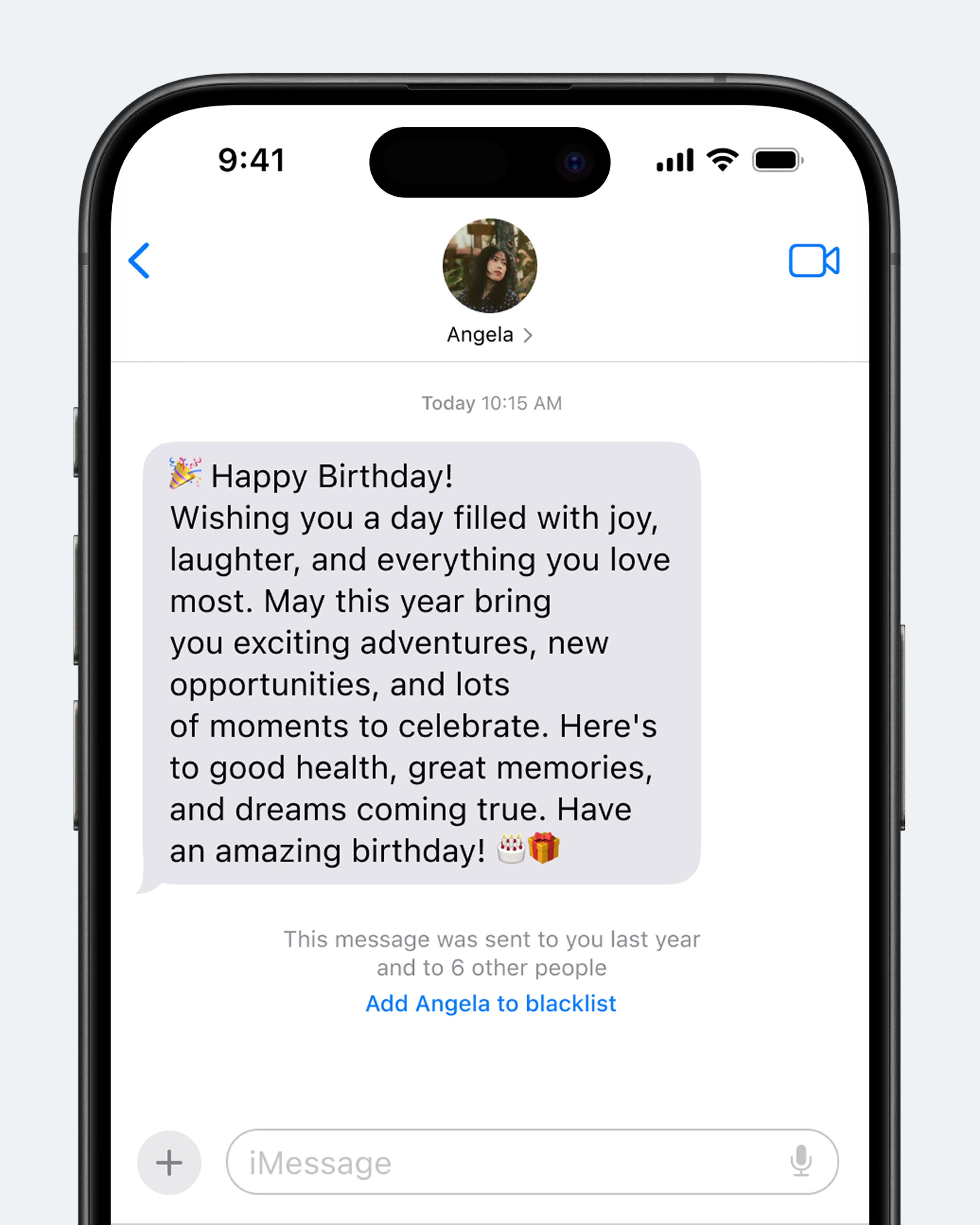 Концепт: экран Apple Messages с подсвеченным поздравлением, отправленным нескольким людям