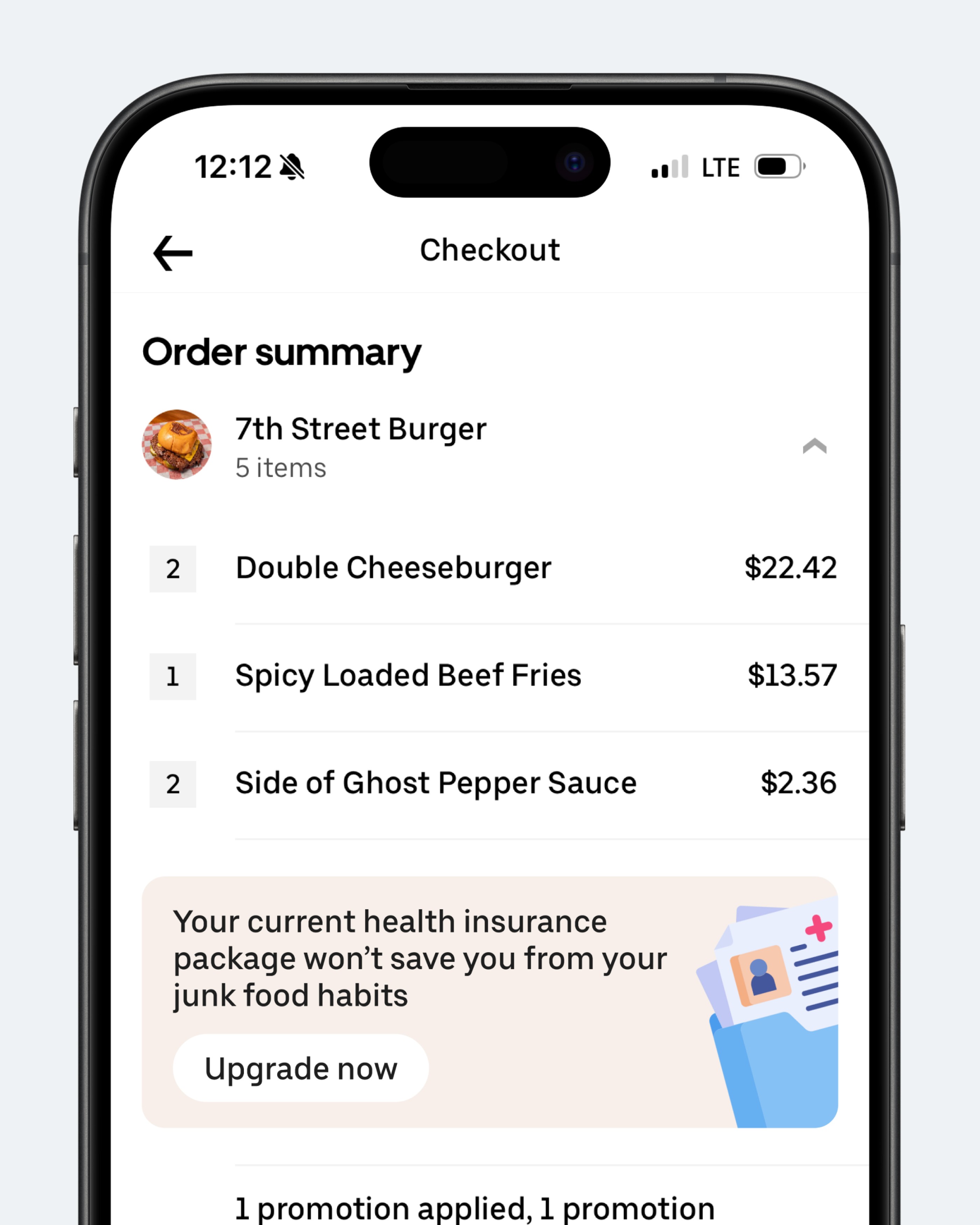Концепт: экран оформления заказа Uber Eats с предупреждением о страховке и фаст-фудом